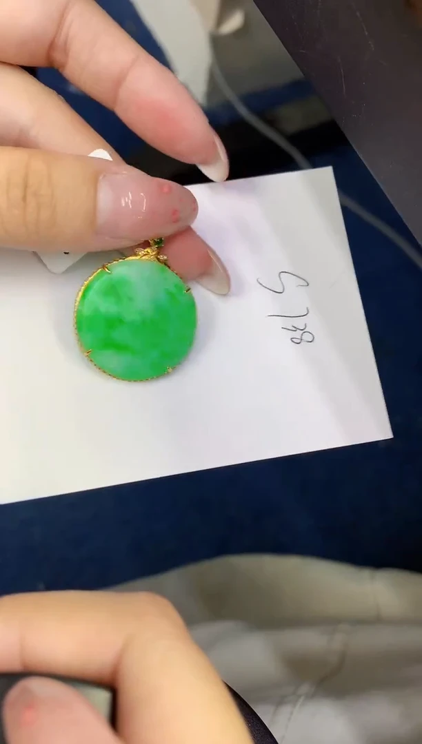 翡翠18K金镶嵌颈饰缅甸天然翡翠A货