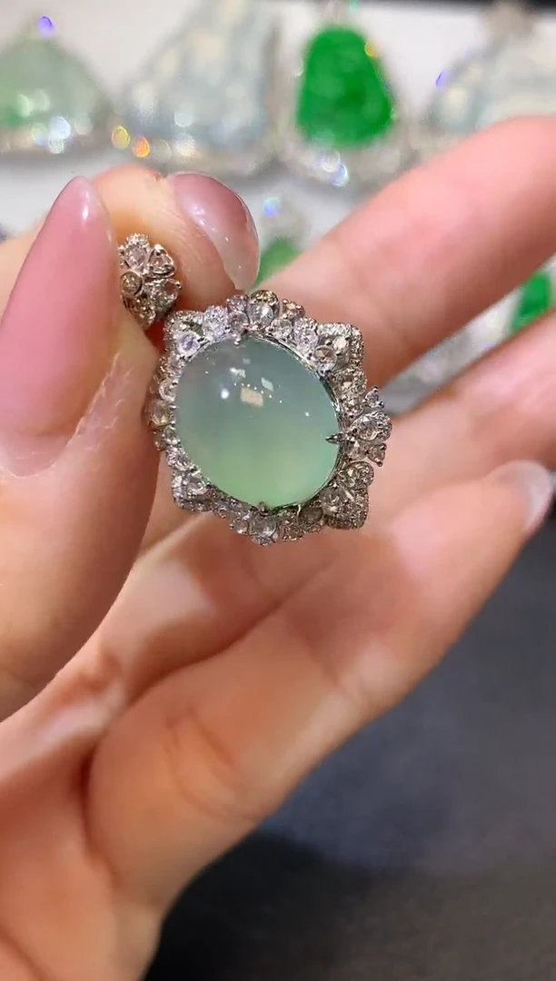 【闪购商品】翡翠吊坠(不含链)18K金镶嵌C31