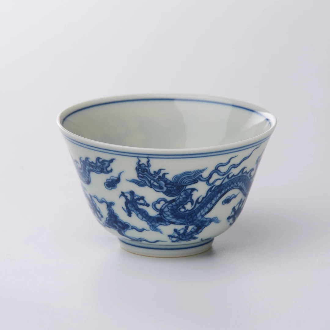 手绘青花仿明龙纹主人杯