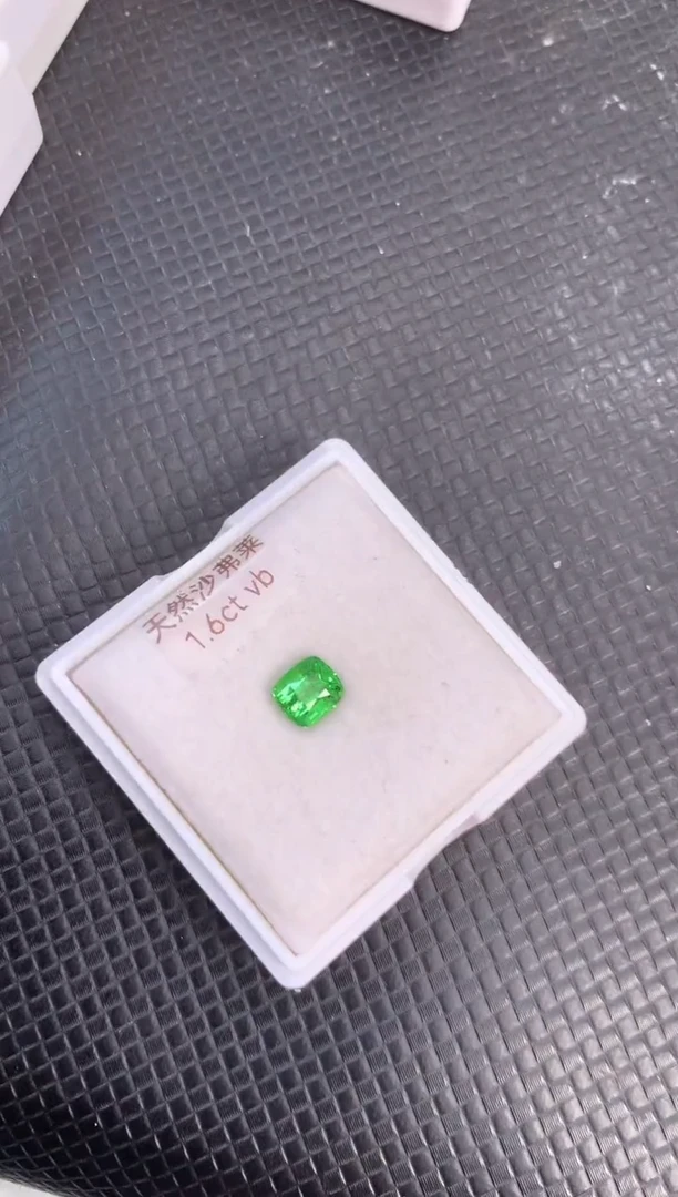 未镶嵌裸石石榴石（沙弗莱）天然沙弗莱