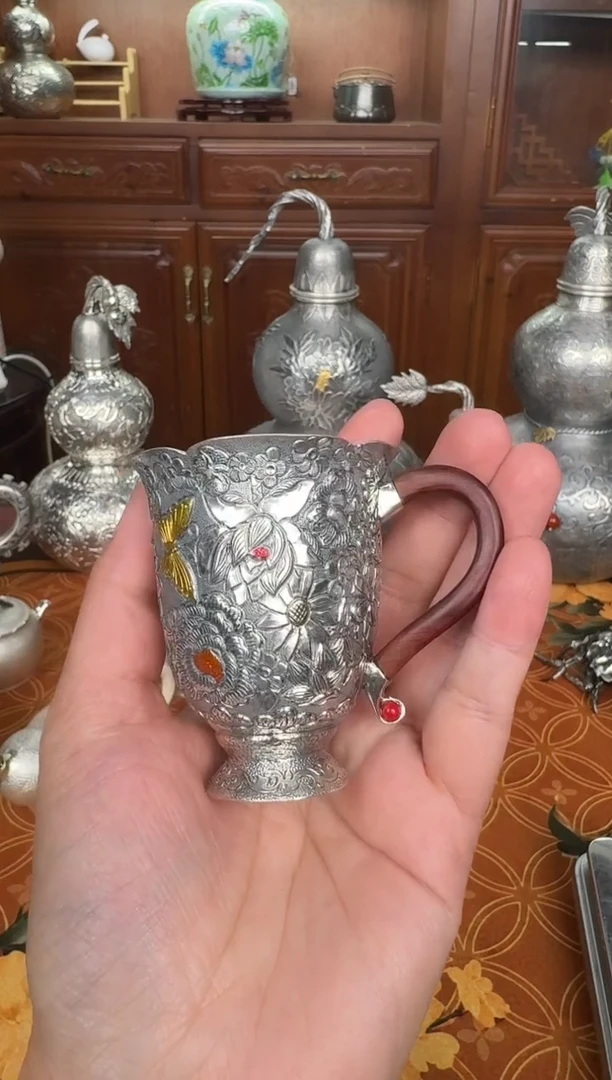 我**草足银手工精工錾刻蝶恋花侧把主人杯