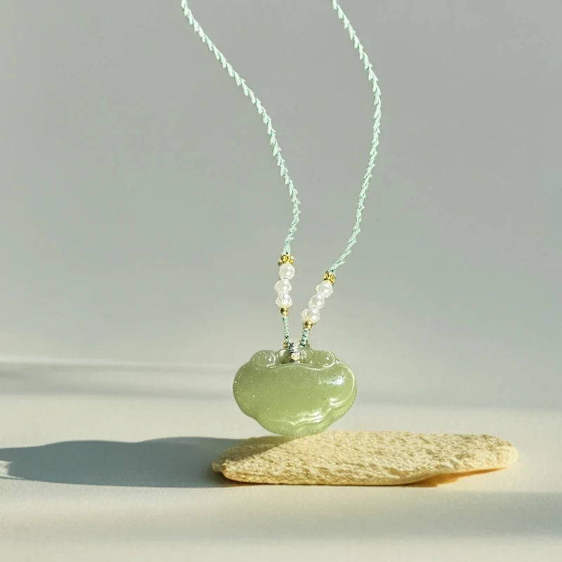 新疆和田玉如意锁镂空雕刻平安如意