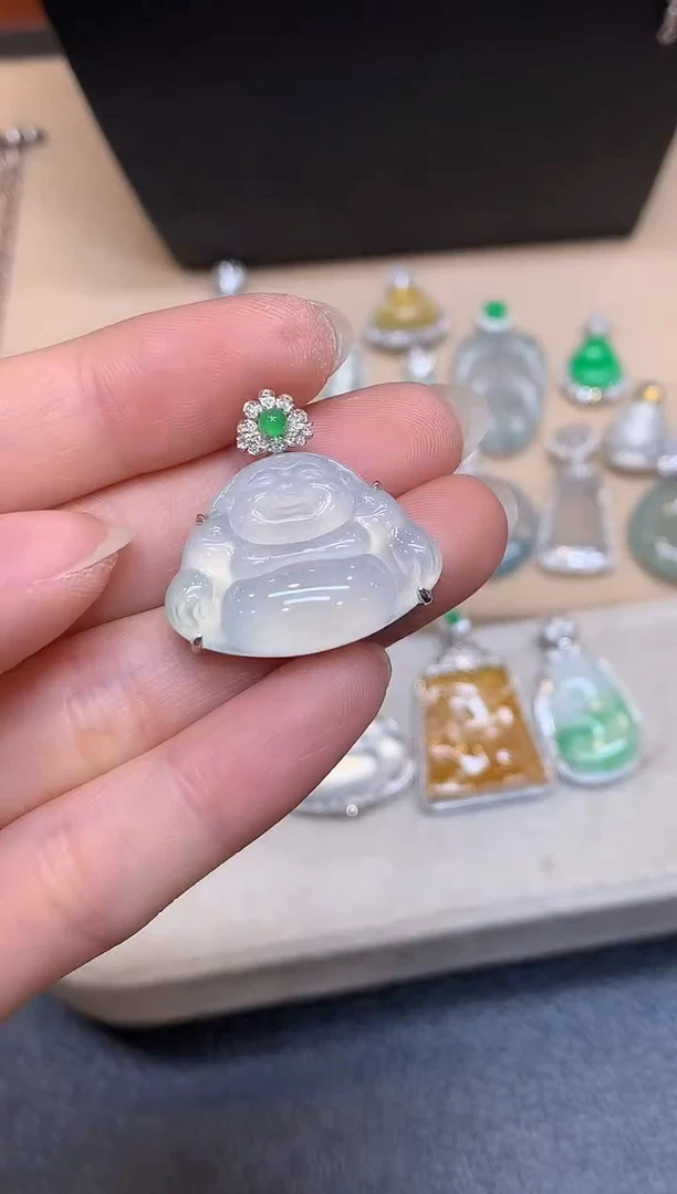 颈饰18K金镶嵌翡翠佛公【无服务费