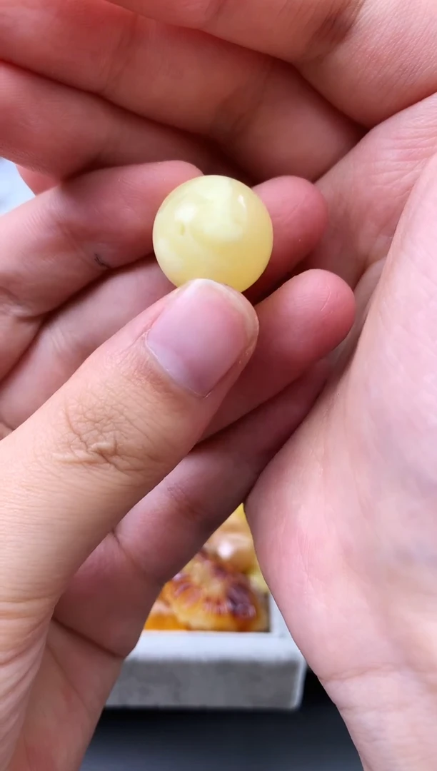 未镶嵌琥珀珠宝奇石170