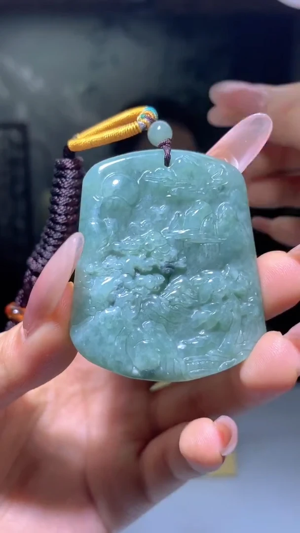 翡翠未镶嵌颈饰山水