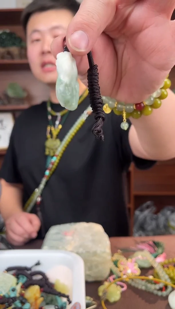 未镶嵌蛇纹石玉颈饰·