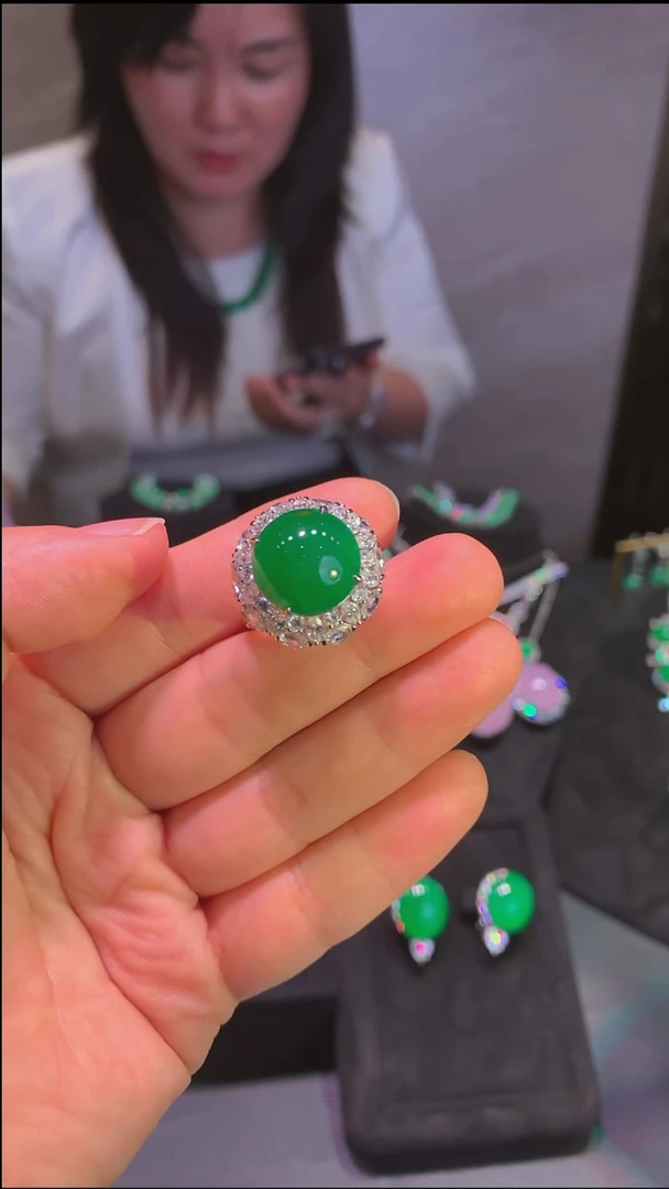 18K金镶嵌戒指翡翠戒指