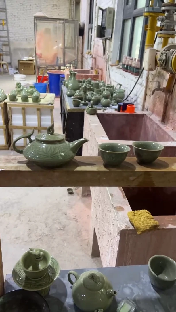 微瑕耀州窑青瓷莲纹虚遍壶+莲纹小杯2