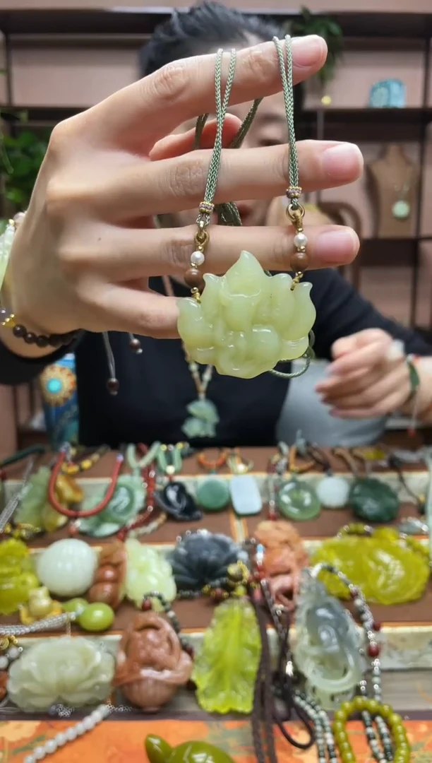 未镶嵌岫玉颈饰`