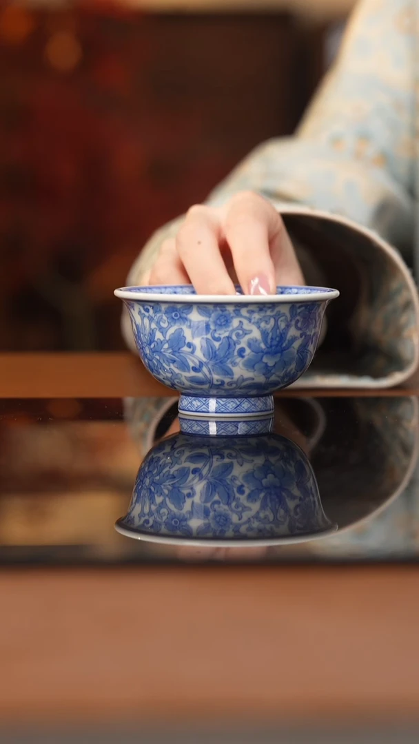 杯看山柴窑青花缠枝