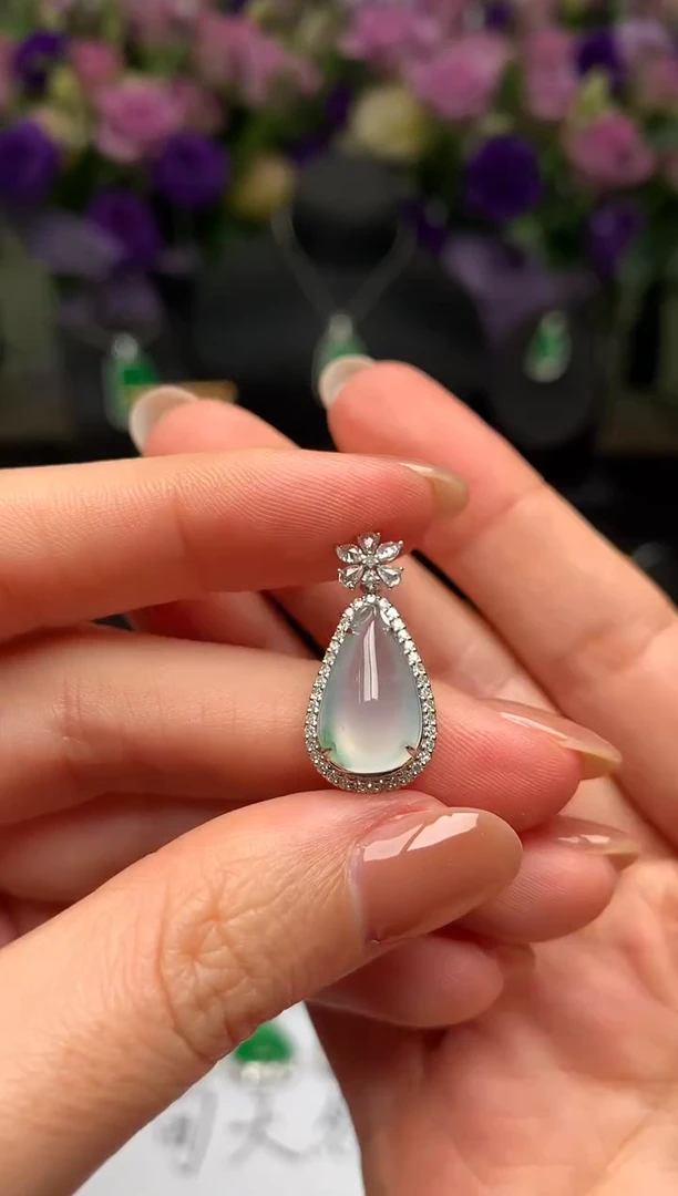 颈饰18K金镶嵌翡翠福瓜