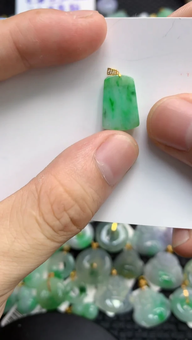 翡翠18K金镶嵌颈饰11111111111