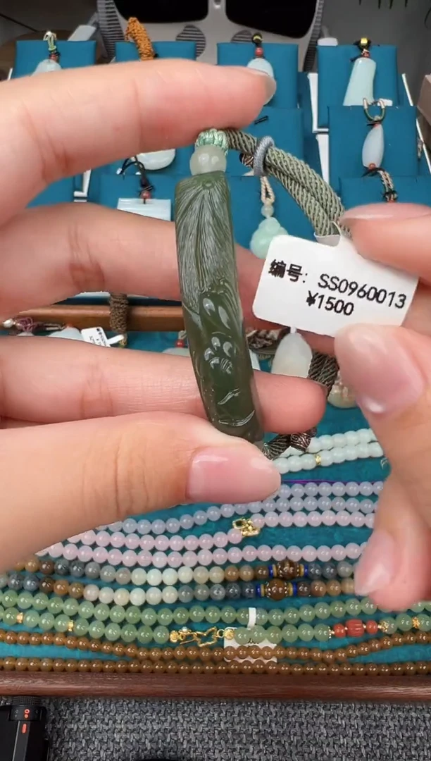 颈饰未镶嵌和田玉吊坠 SS