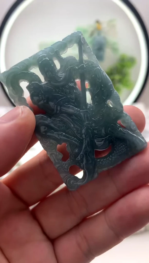 翡翠未镶嵌颈饰关公