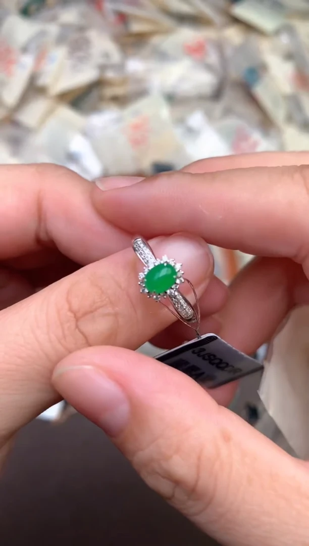 18K金镶嵌挂件翡翠 —
