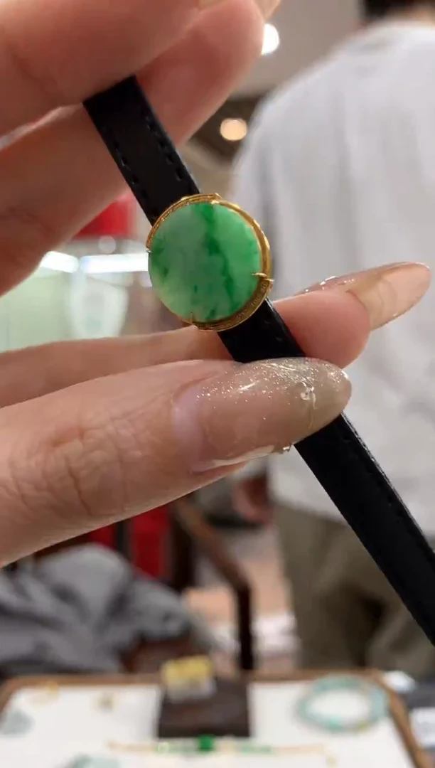 【闪购商品】翡翠吊坠(不含链)18K金镶嵌圆牌多样性发货1件