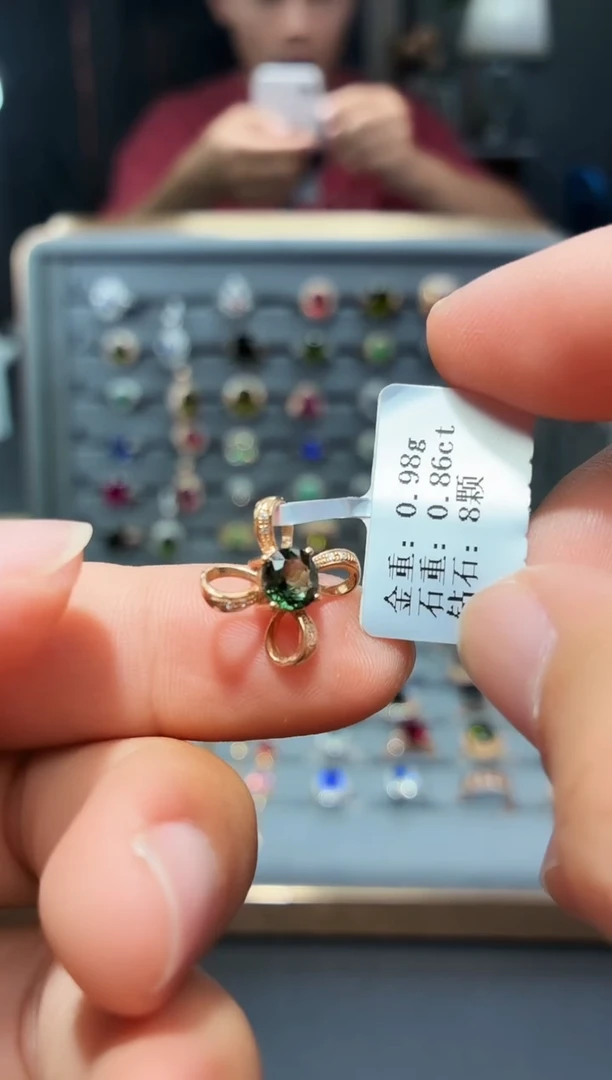 颈饰18K金镶嵌碧玺0.86.