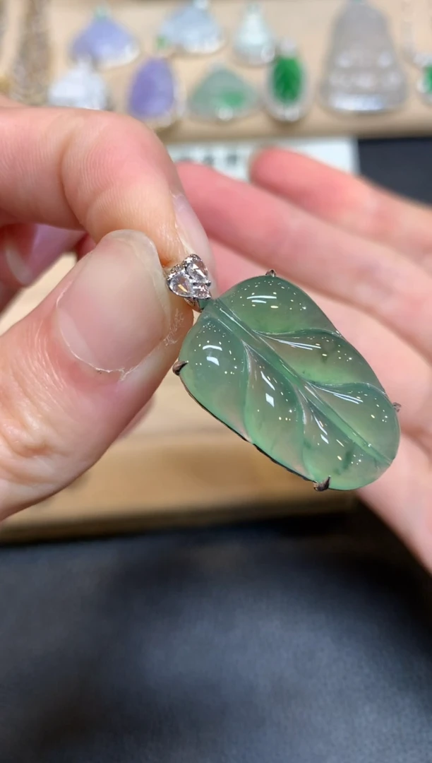 【闪购商品】翡翠颈饰18K金镶嵌叶子【无服务费】