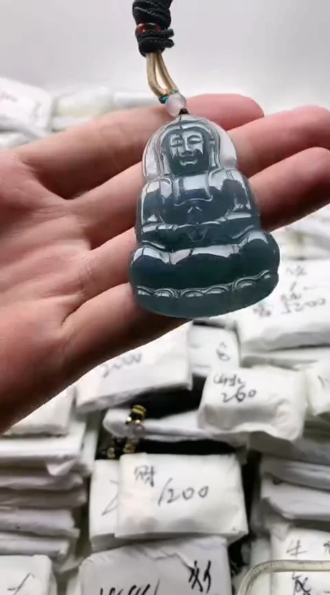 翡翠未镶嵌颈饰观音