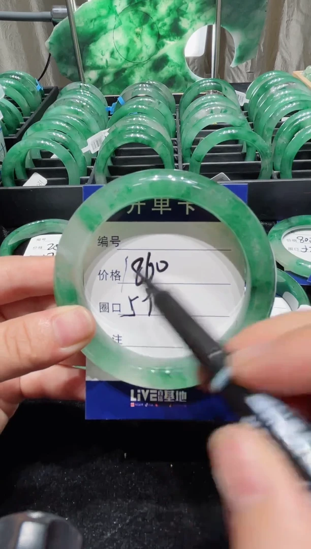 未镶嵌手镯石英质玉手镯