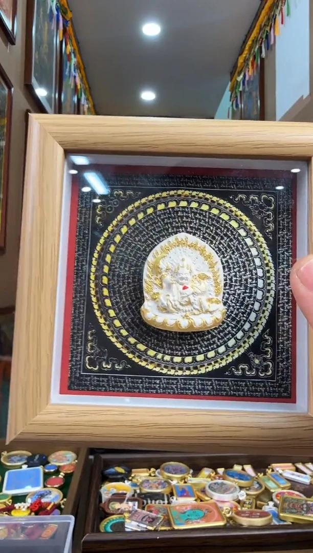 吊坠黑袍-热贡纯手绘唐卡