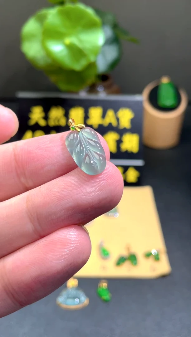 颈饰18K金镶嵌翡翠翡翠A货