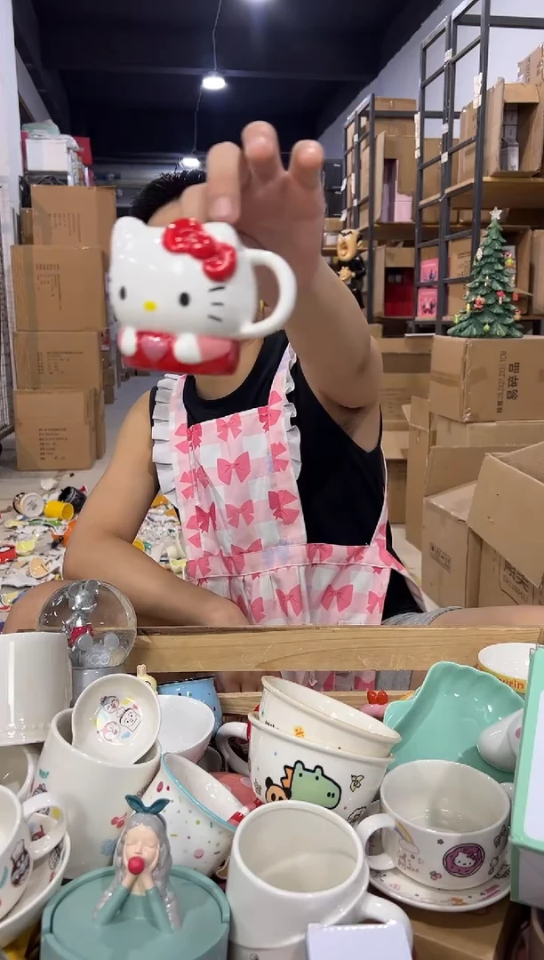 瓷片kt猫抱爱心一口杯 微瑕