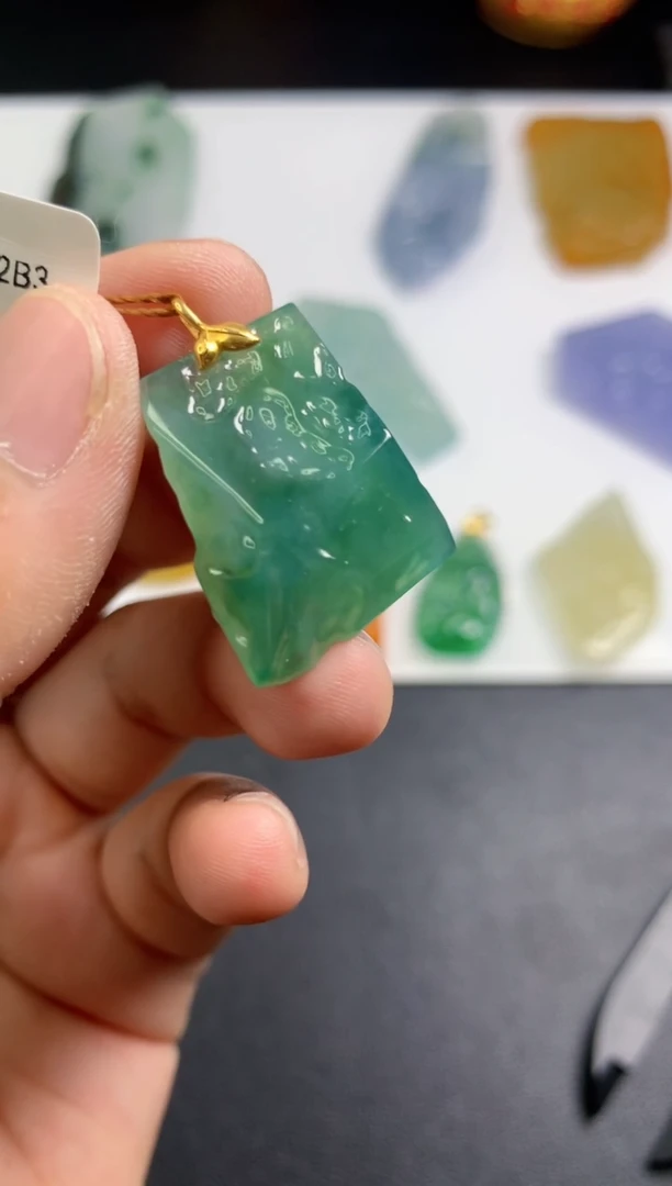 颈饰未镶嵌翡翠