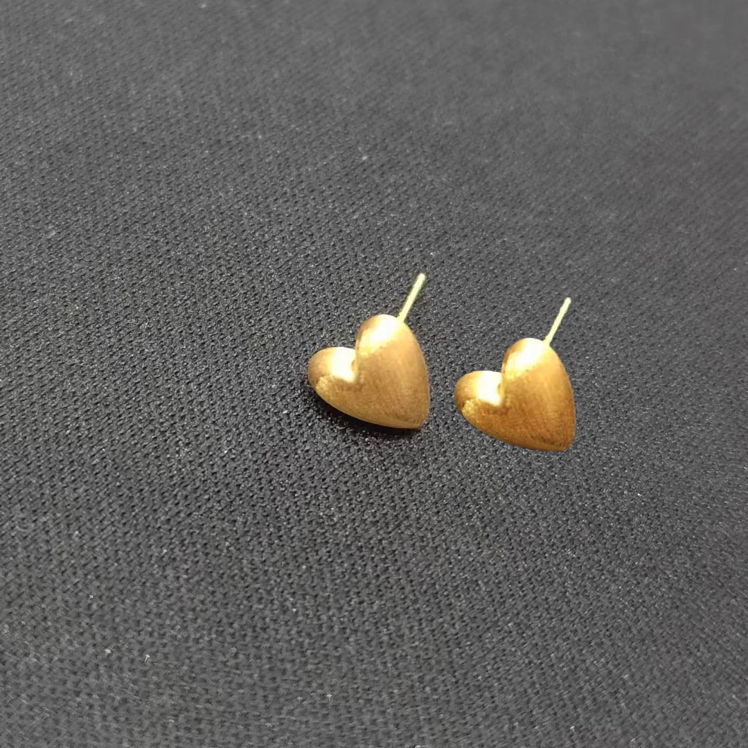 18k金拉丝爱心养耳洞耳钉一对 卡约8mm