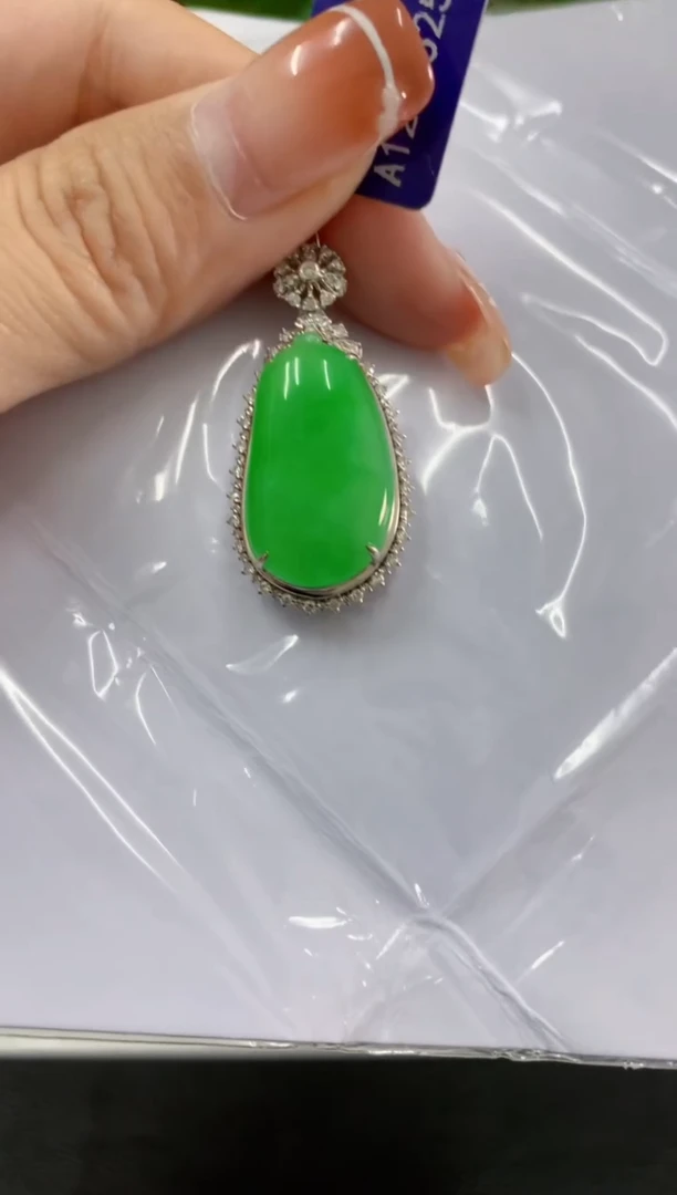 吊坠(不含链)18K金镶嵌翡翠挂件