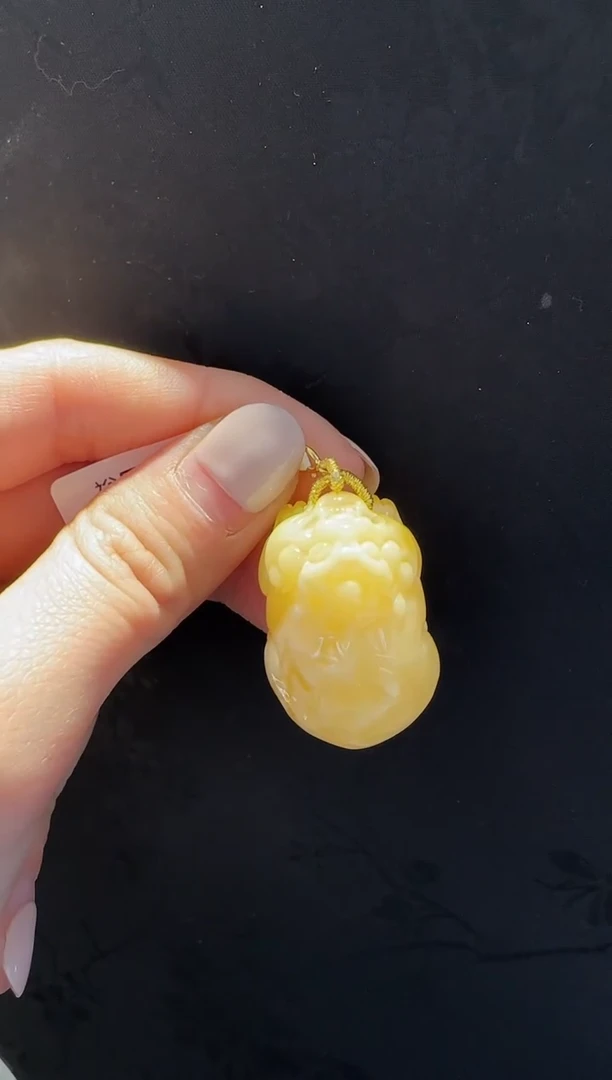 蜜蜡颈饰18K金镶嵌貔貅吊坠