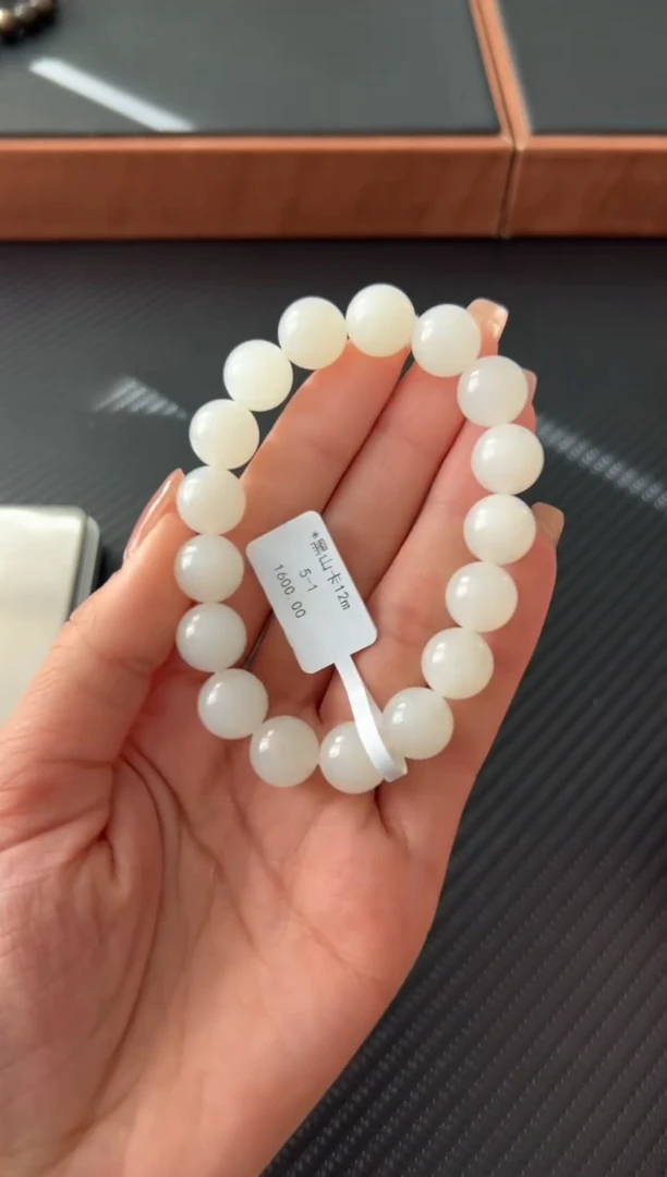 未镶嵌手串和田玉黑山微色差卡12m