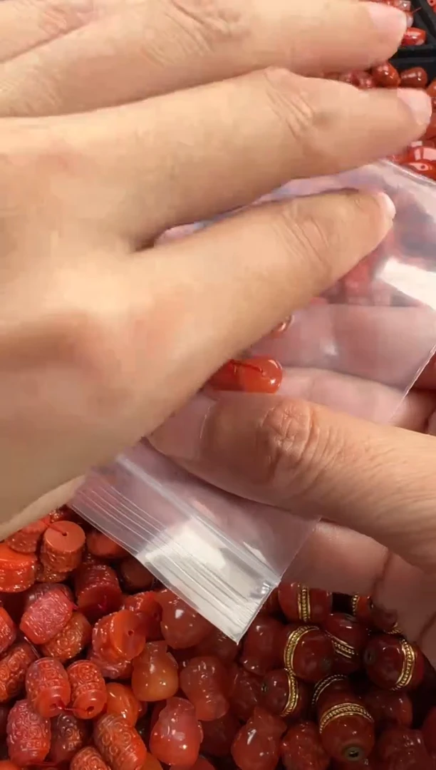 南红玛瑙未镶嵌颈饰1