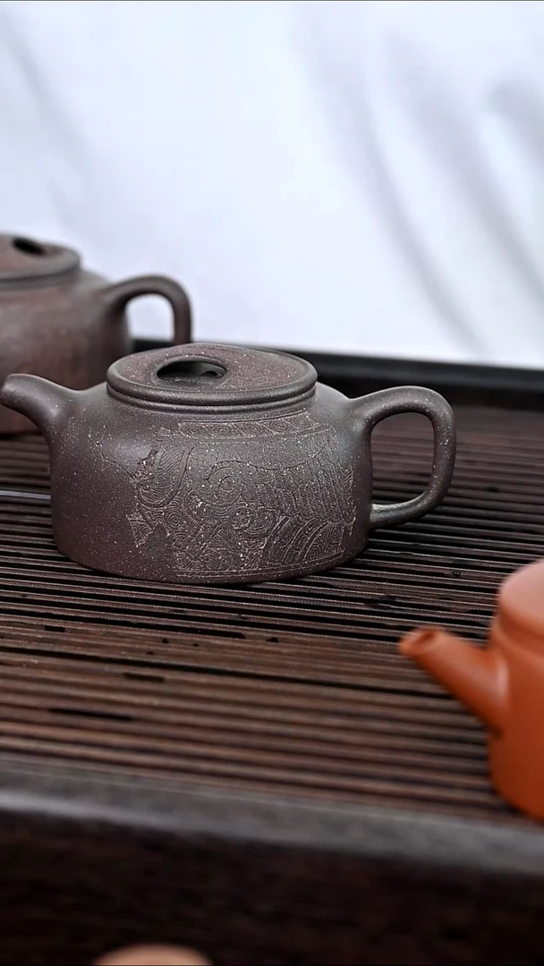 茶壶紫砂M***c牛盖 永琰刻绘