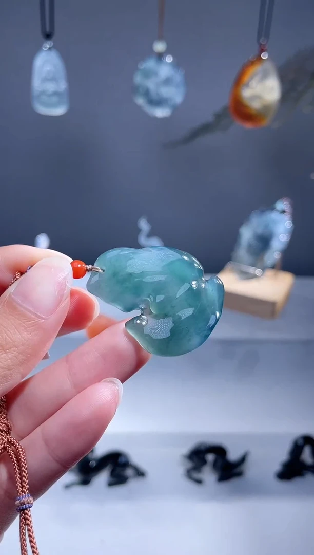 翡翠未镶嵌颈饰随形