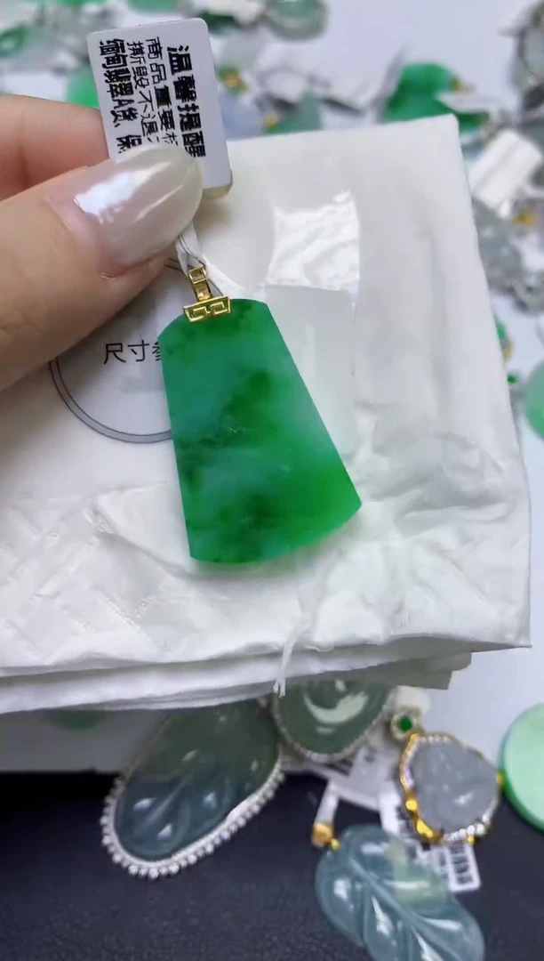 颈饰18K金镶嵌翡翠天然缅甸翡翠A货百元以上9元证书费自理