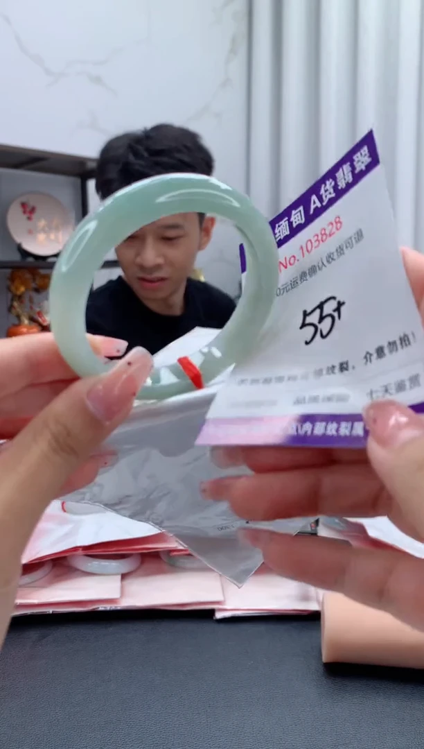 未镶嵌手镯翡翠有纹，完美者勿拍