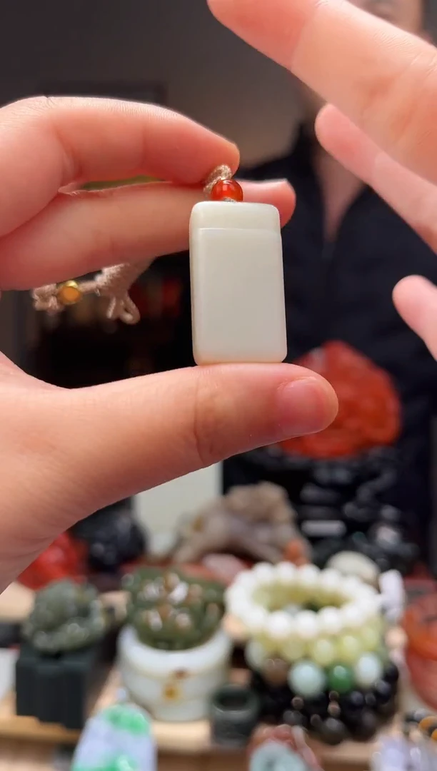 颈饰未镶嵌和田玉吊坠