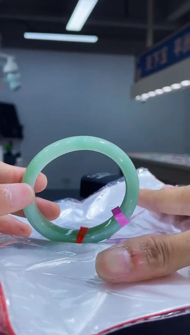 未镶嵌手镯（贵妃镯）翡翠5