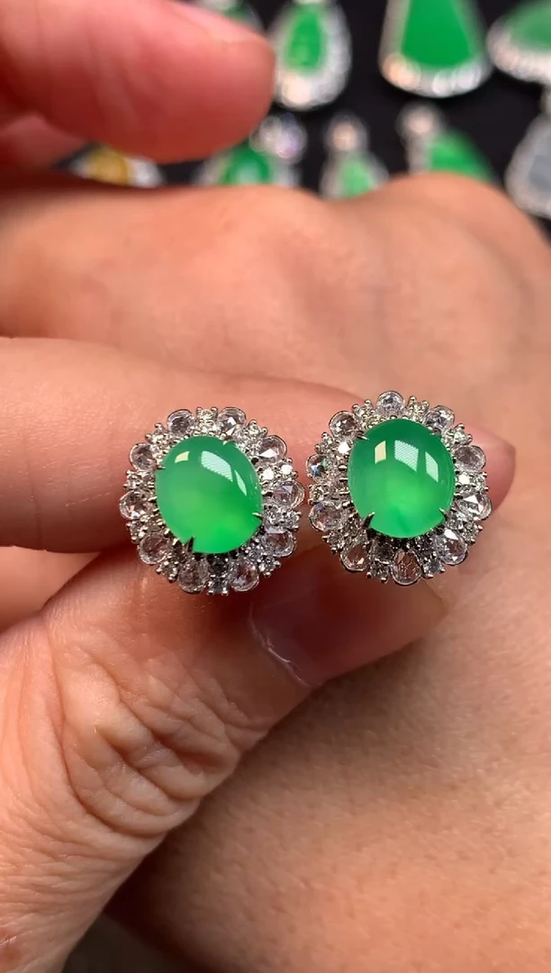 18K金镶嵌翡翠耳饰?****️缅甸翡翠钻石镶嵌蛋面一对 有瑕疵