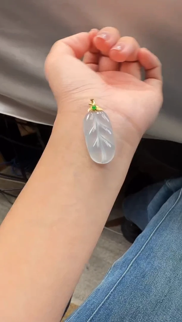 颈饰18K金镶嵌翡翠叶子