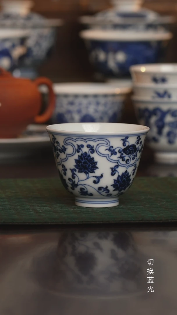 松风馆藏仿明青花缠枝莲铃铛杯