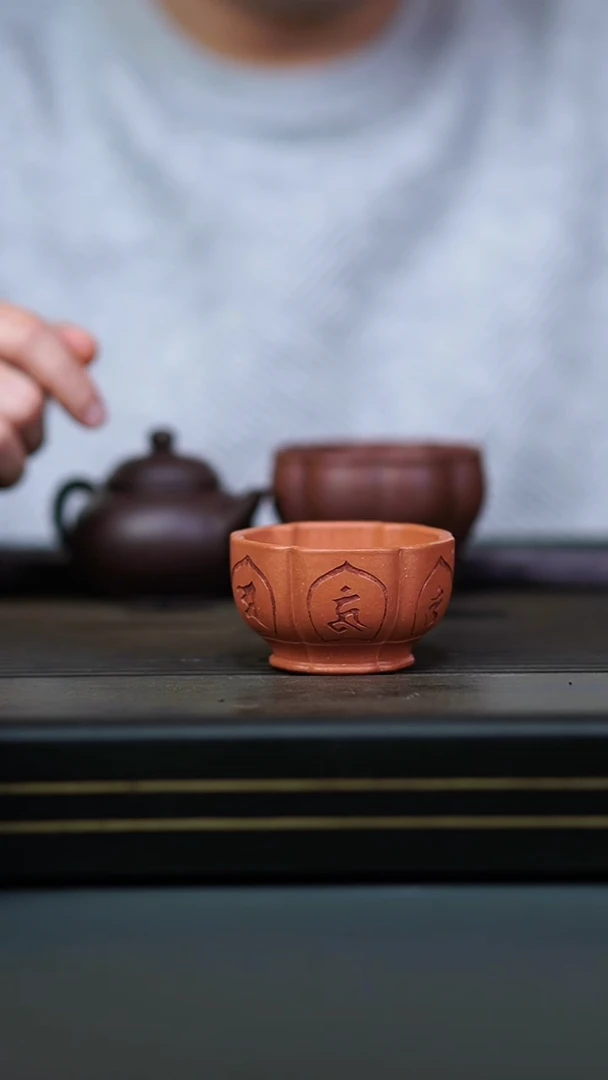 茶壶紫砂红降坡刻字葵口杯