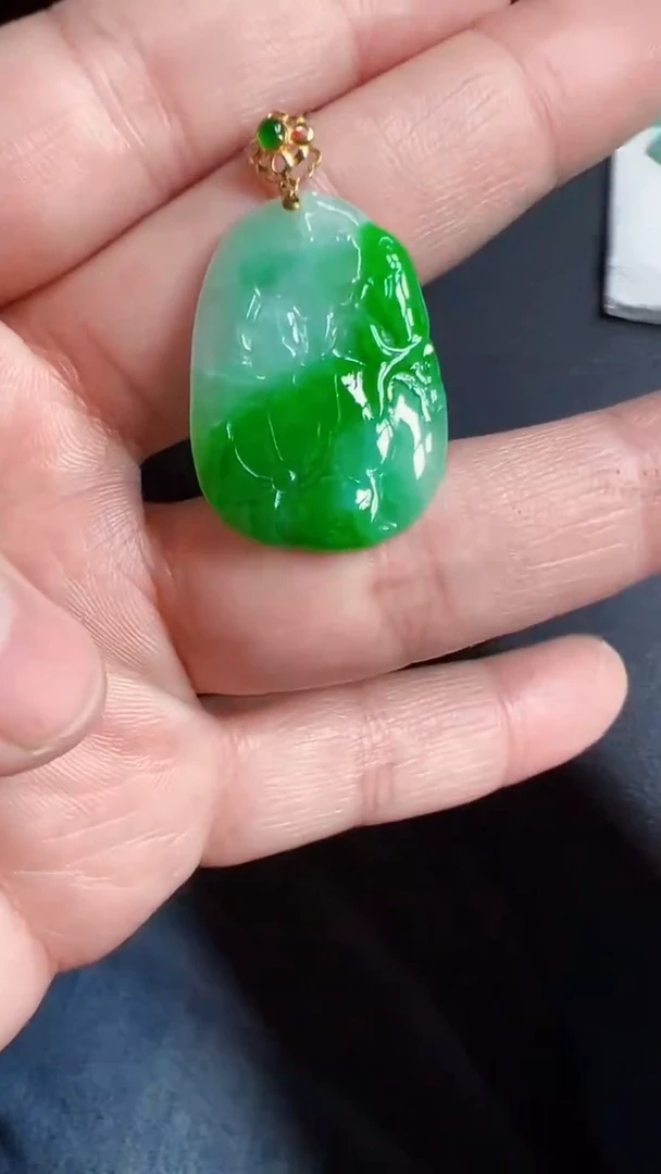 颈饰18K金镶嵌翡翠荷叶