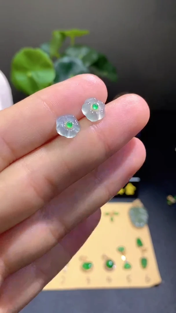颈饰18K金镶嵌翡翠翡翠A货