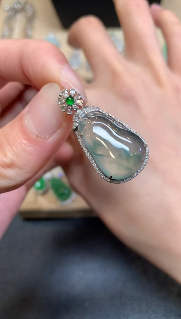 【闪购商品】翡翠颈饰18K金镶嵌福瓜【无服务费】