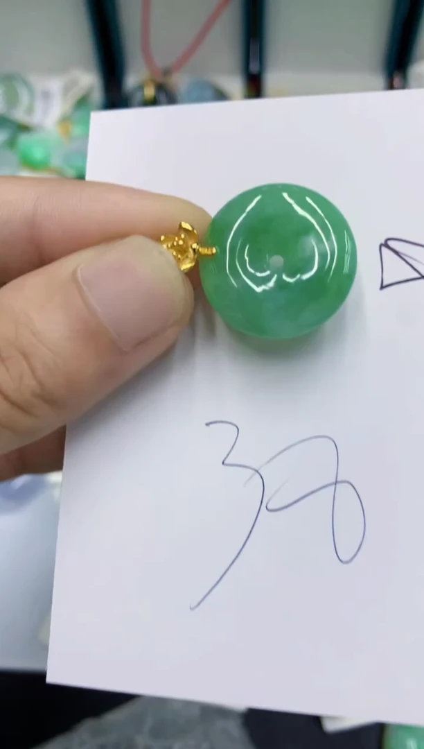 翡翠挂件未镶嵌翡翠