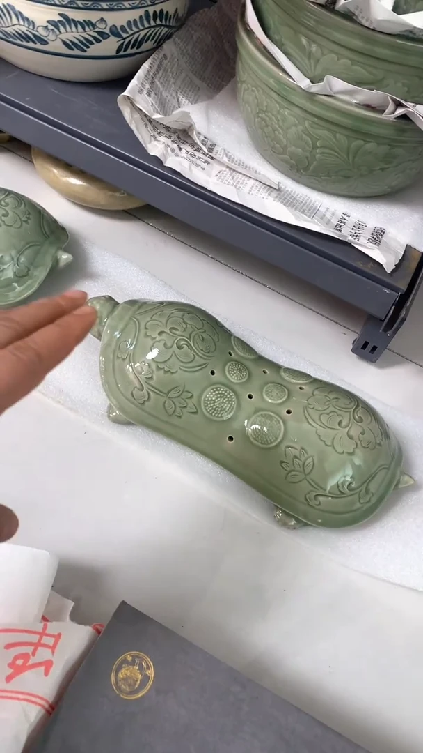 耀州窑青瓷刻花龟枕一只