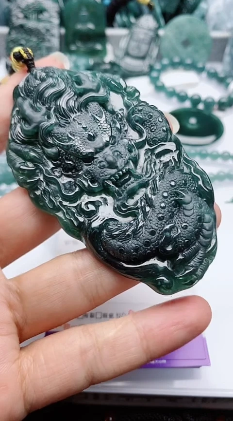 翡翠未镶嵌颈饰