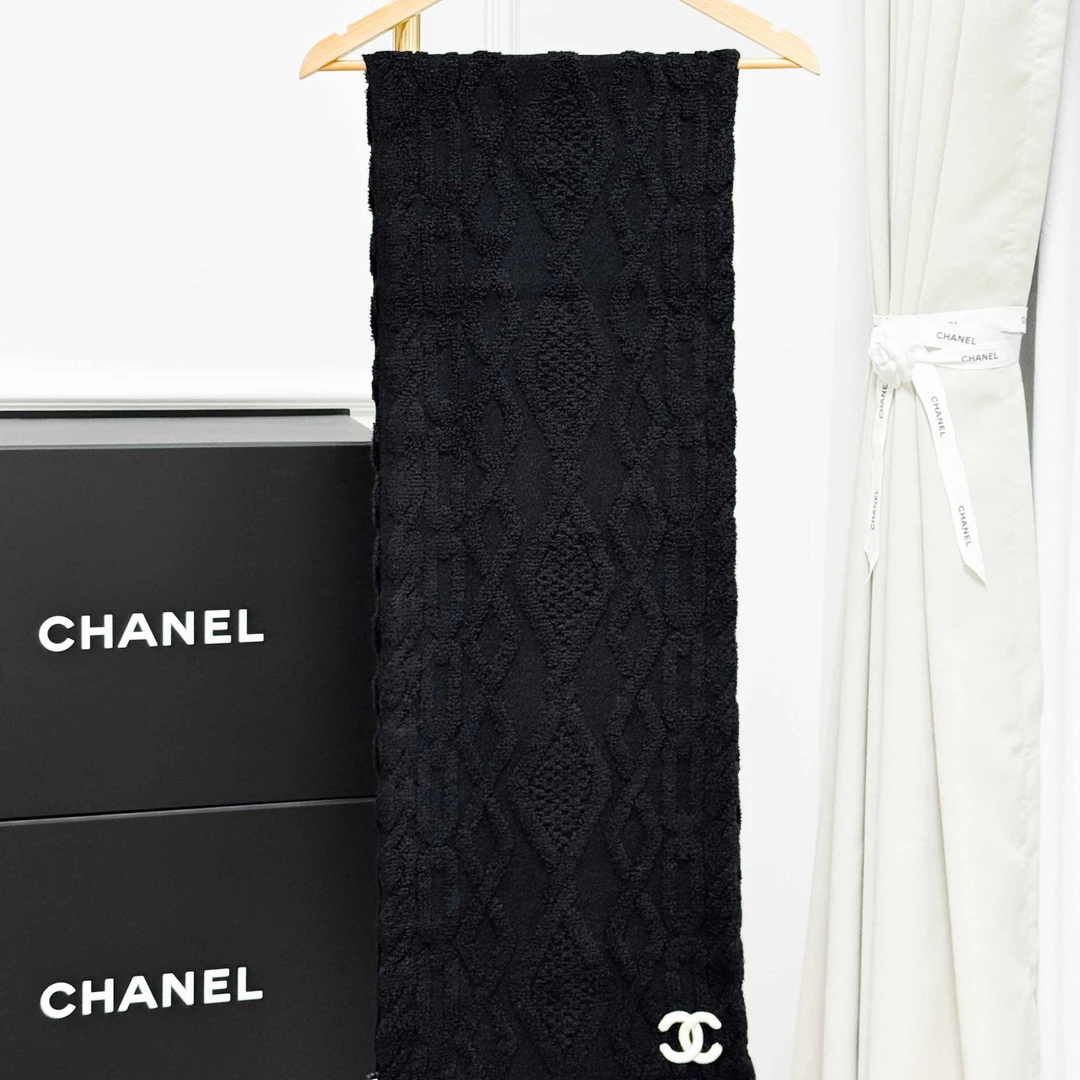 99新 Chanel/香奈儿  22A黑色拼白色双C羊绒围巾，未使用